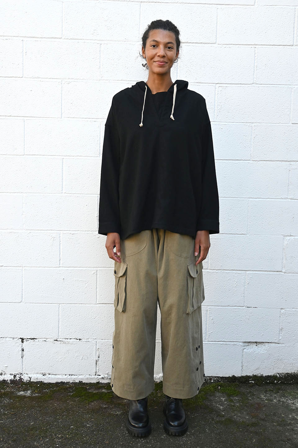 Pull Over Hoodie in Black