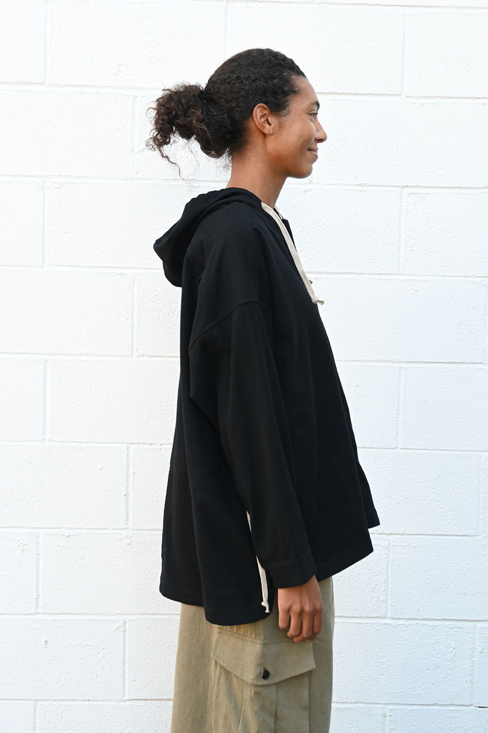 Pull Over Hoodie in Black
