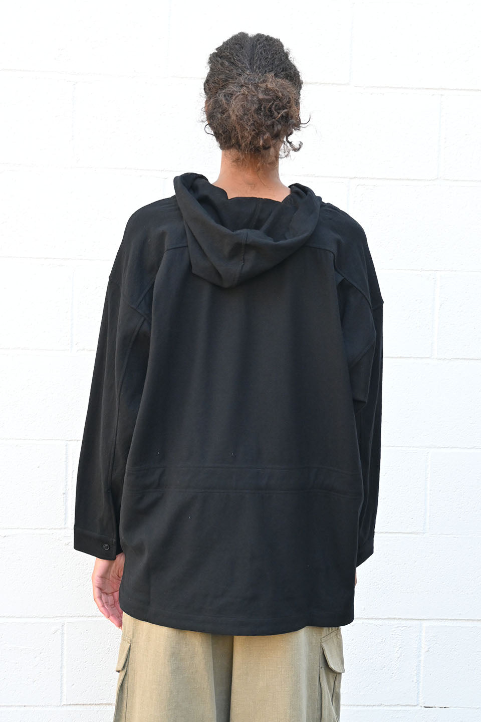 Pull Over Hoodie in Black