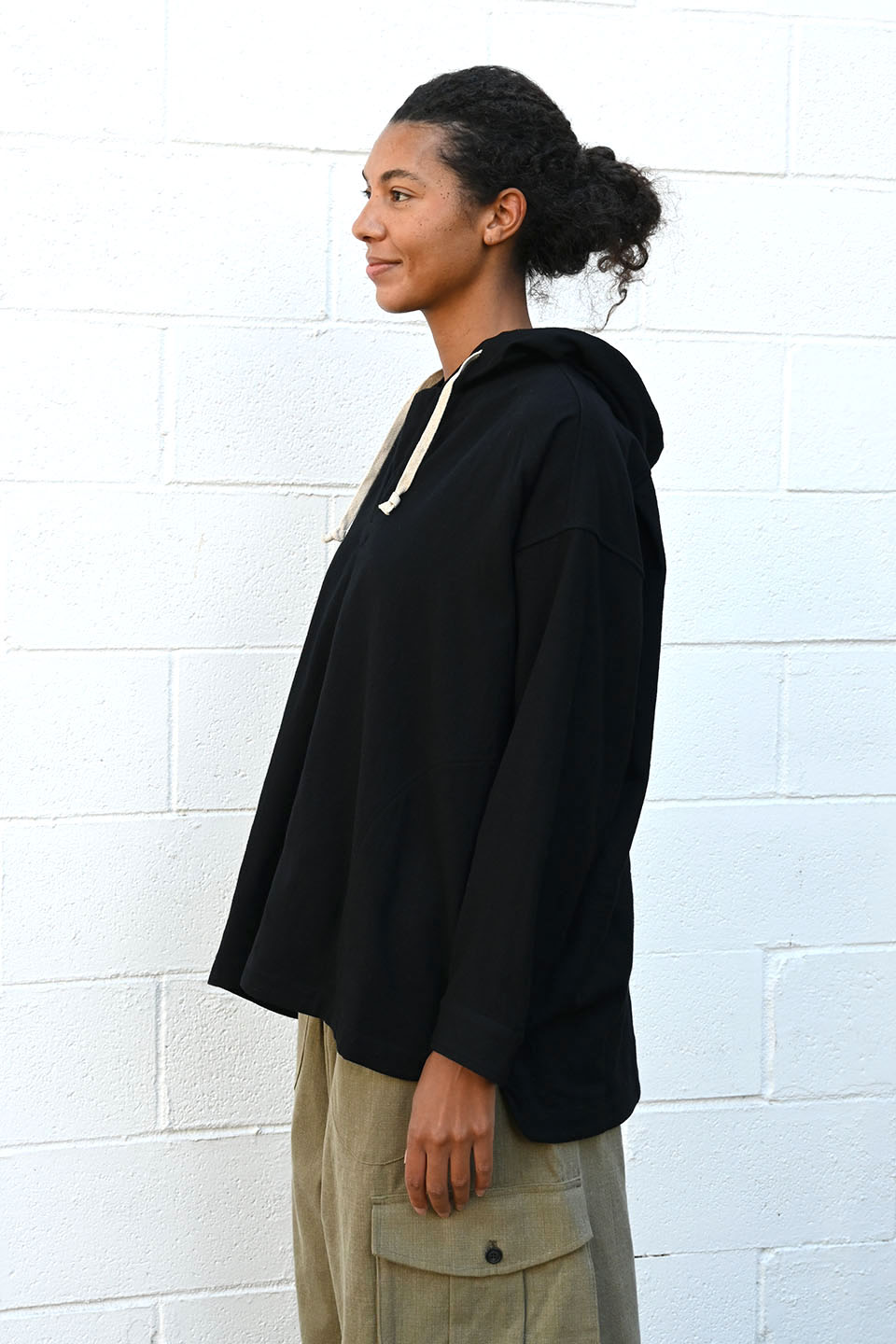 Pull Over Hoodie in Black