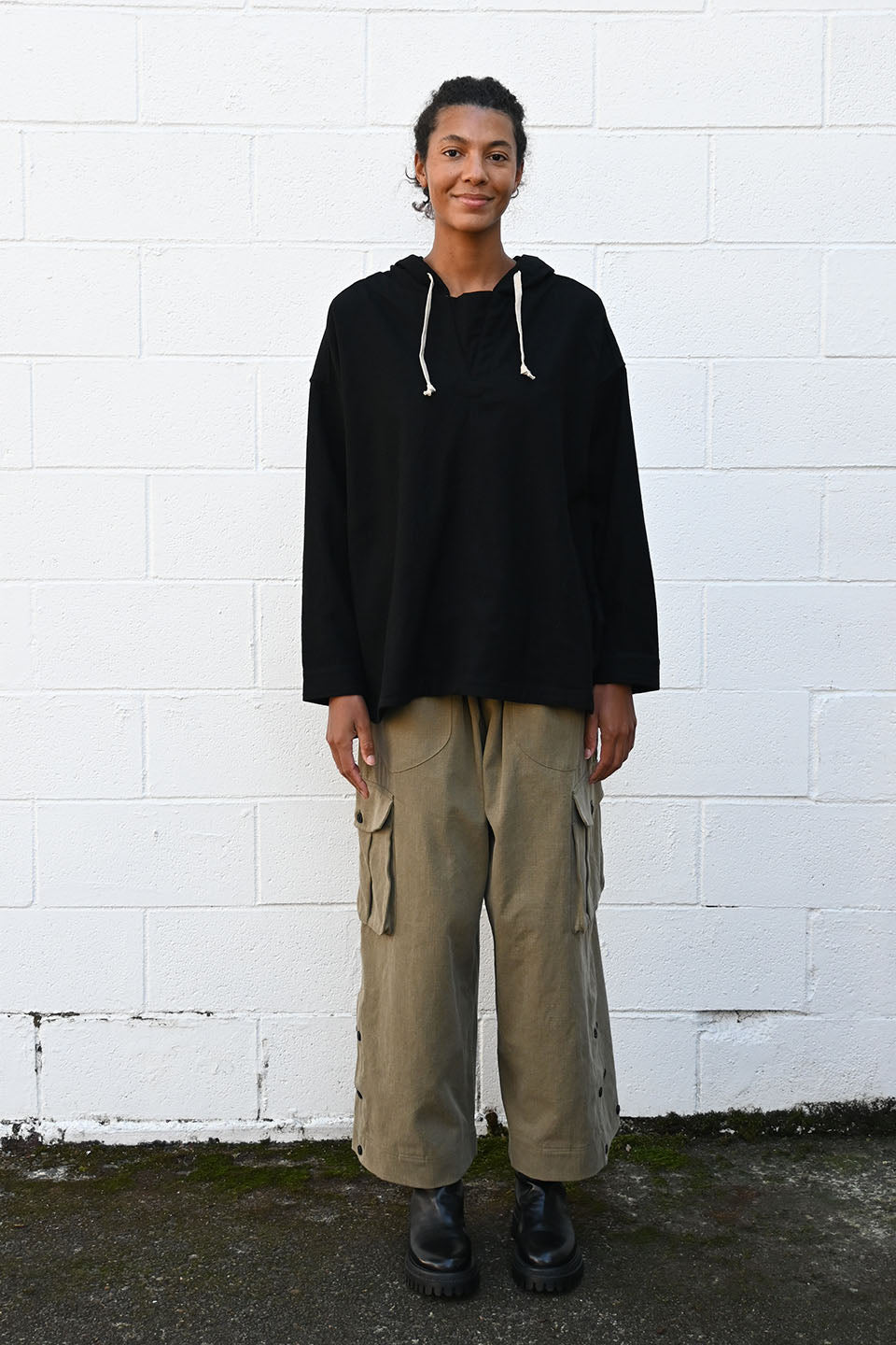 Pull Over Hoodie in Black