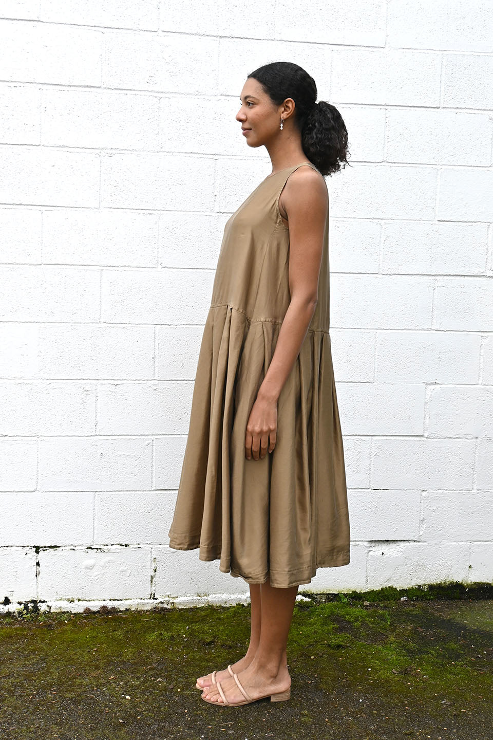 Sleeveless Pleated Dress Gold